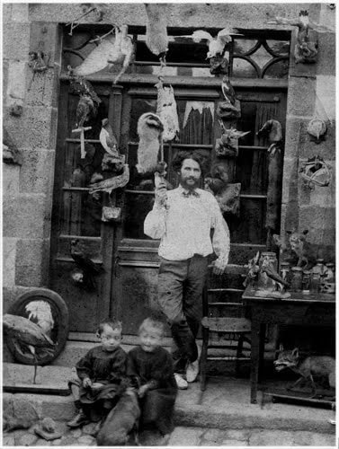 Léon Piriou devant sa boutique à Concarneau vers 1910